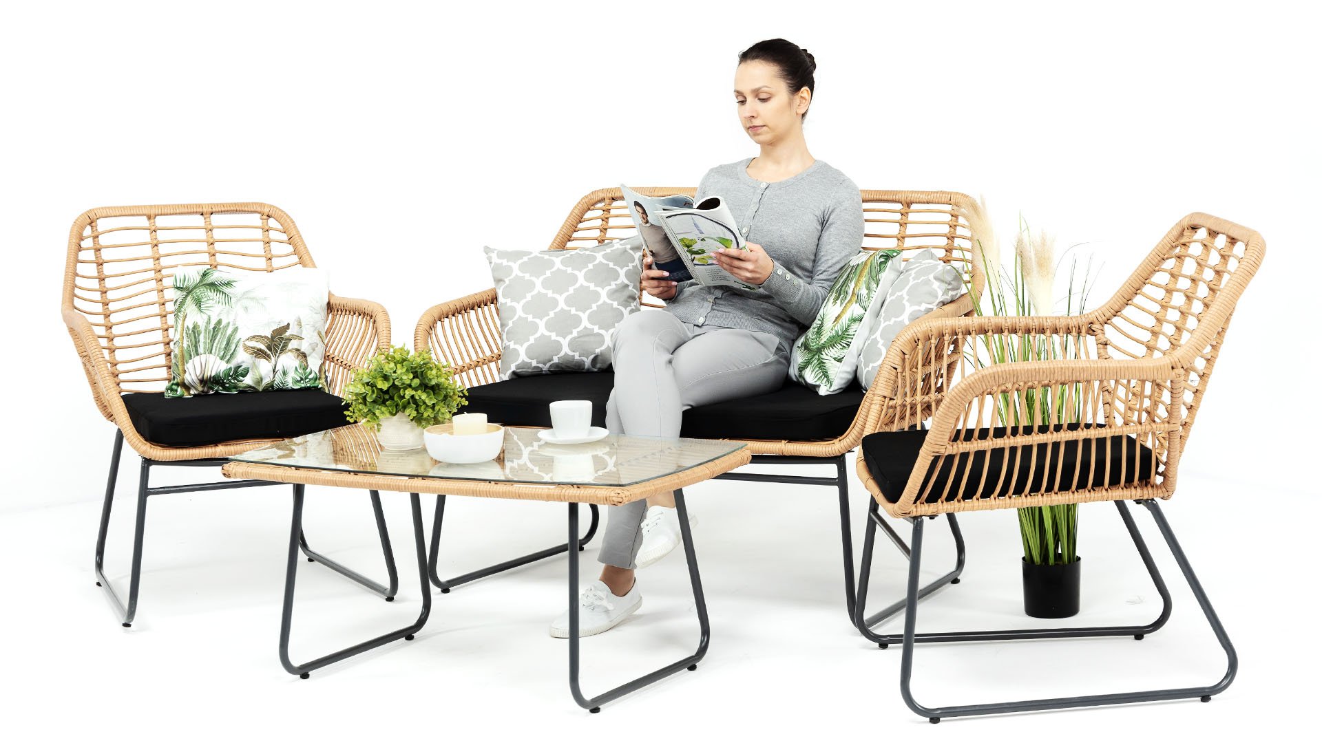 Zdjęcie kobiety siedzącej na komplecie produktów sklepu internetowego meblobranie
